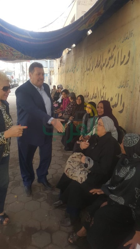 بالصور رئيس حي الزيتون يتفقد اللجان الانتخابية