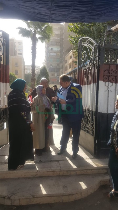 بالصور رئيس حي الزيتون يتفقد اللجان الانتخابية
