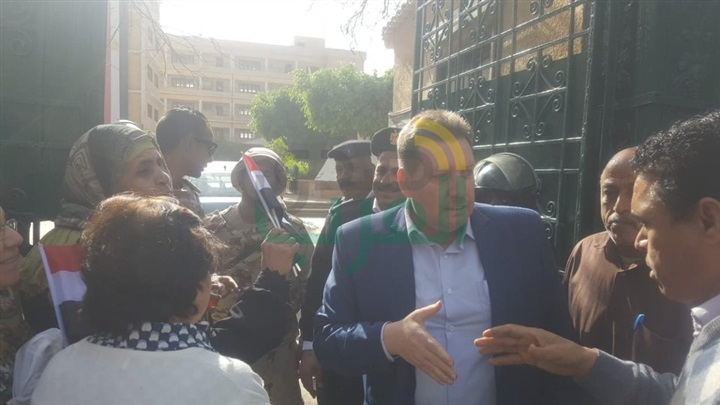 بالصور رئيس حي الزيتون يتفقد اللجان الانتخابية