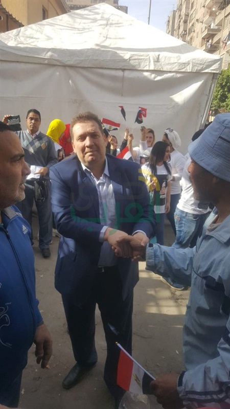 بالصور رئيس حي الزيتون يتفقد اللجان الانتخابية