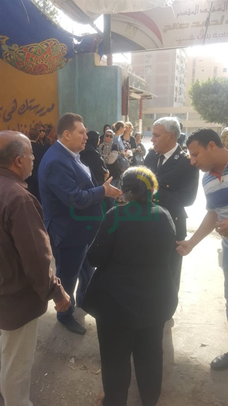 بالصور رئيس حي الزيتون يتفقد اللجان الانتخابية