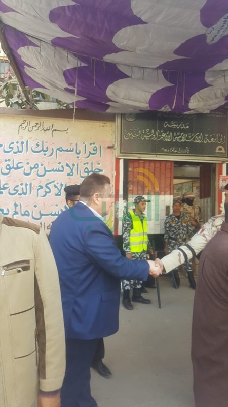 بالصور رئيس حي الزيتون يتفقد اللجان الانتخابية