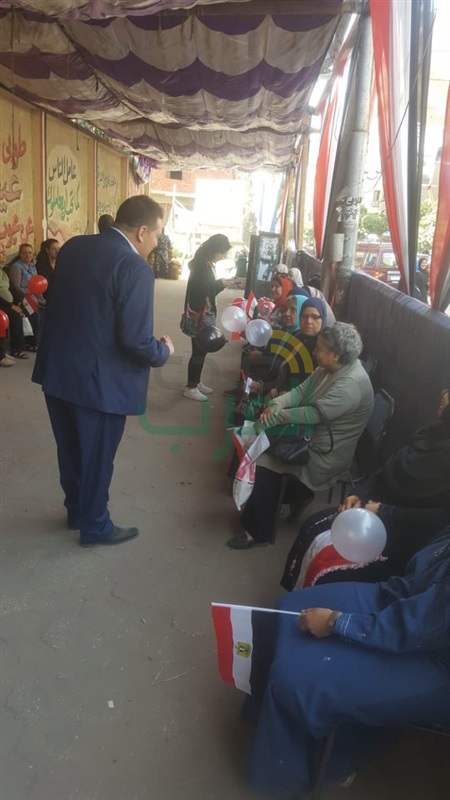 بالصور رئيس حي الزيتون يتفقد اللجان الانتخابية