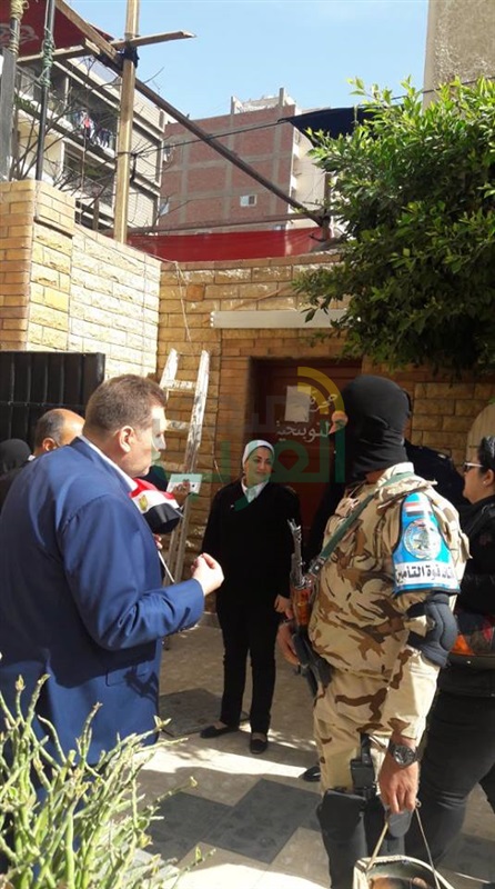 بالصور رئيس حي الزيتون يتفقد اللجان الانتخابية