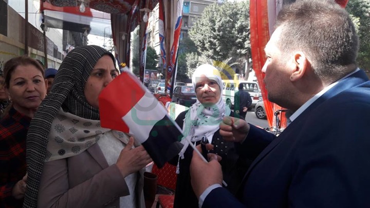 بالصور رئيس حي الزيتون يتفقد اللجان الانتخابية