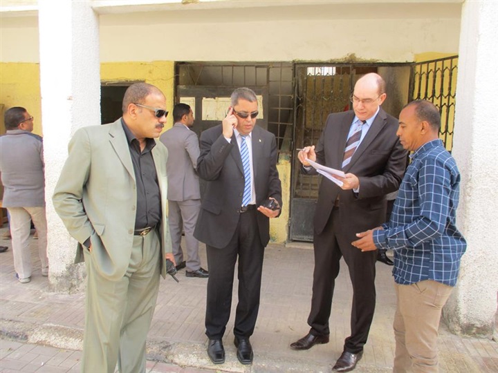 بالصور رئيس حي حدائق القبة يتفقد اللجان الانتخابية  