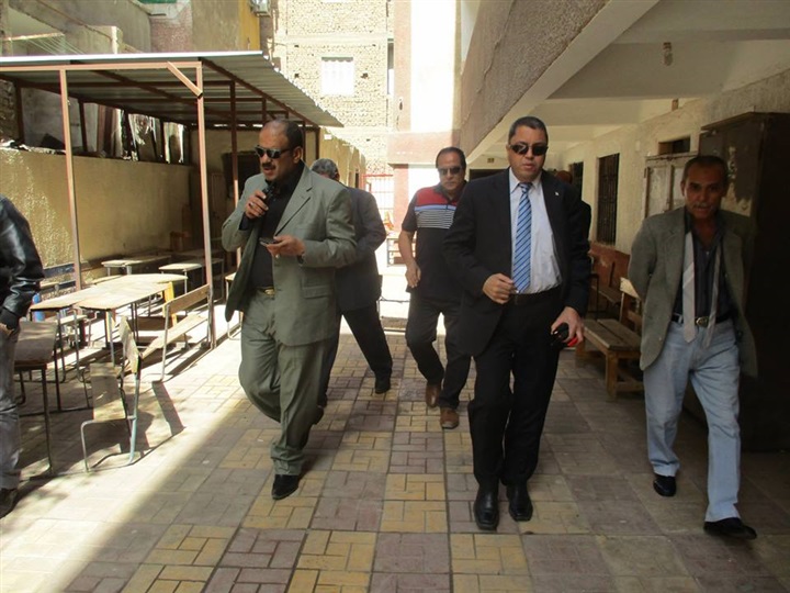 بالصور رئيس حي حدائق القبة يتفقد اللجان الانتخابية  