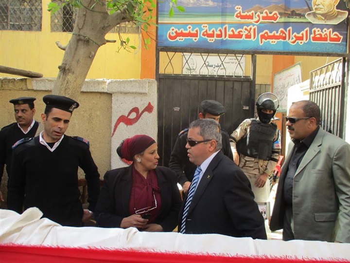 بالصور رئيس حي حدائق القبة يتفقد اللجان الانتخابية  