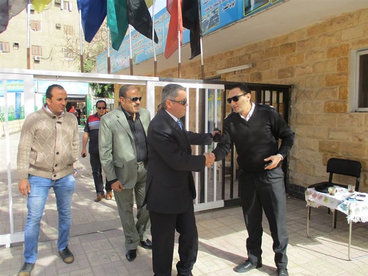 بالصور رئيس حي حدائق القبة يتفقد اللجان الانتخابية  