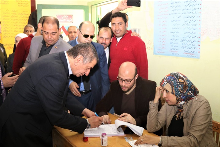 بالفيديو.. محافظ كفر الشيخ يُدلي بصوته فى الانتخابات الرئاسية