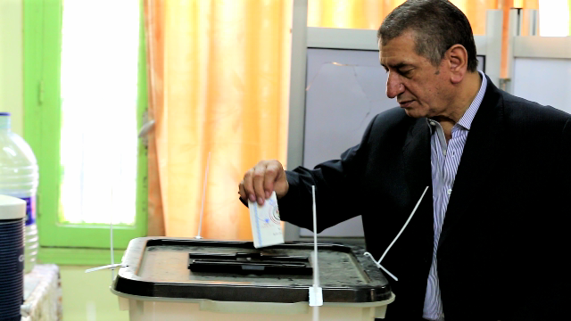 بالفيديو.. محافظ كفر الشيخ يُدلي بصوته فى الانتخابات الرئاسية