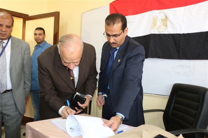 بالصور.. محافظ القاهرة يدلى بصوته بالمدرسة الفندقية بالنزهة