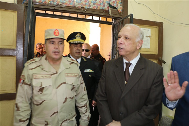 بالصور.. محافظ القاهرة يدلى بصوته بالمدرسة الفندقية بالنزهة