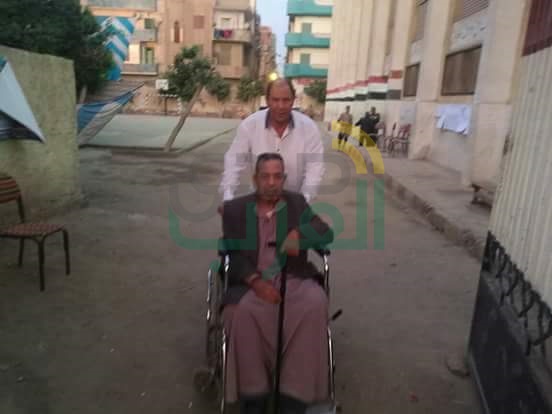 وكيل صحة القليوبية يساعد مريض للوصل إلى لجنة الاقتراع