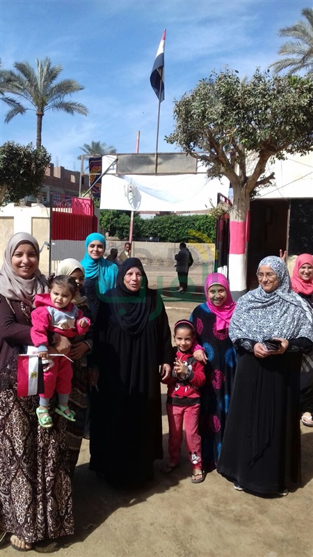 بالصور.. إقبال كثيف من الناخبين أمام لجان الاقتراع بكفر شكر 