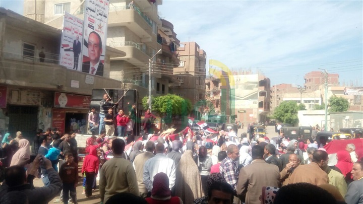 بالصور.. إقبال كثيف من الناخبين أمام لجان الاقتراع بكفر شكر 