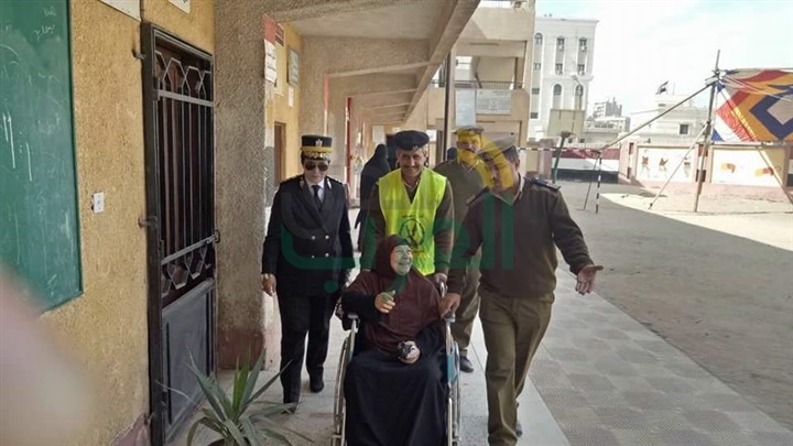 الشرطة النسائية تساعد مسنة مريضة للوصول إلى لجنة الاقتراع ببنها