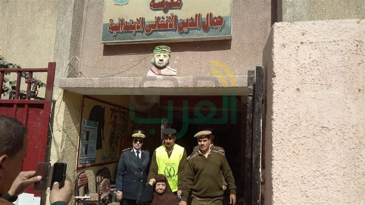 الشرطة النسائية تساعد مسنة مريضة للوصول إلى لجنة الاقتراع ببنها