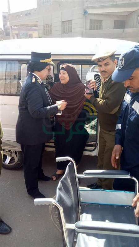 الشرطة النسائية تساعد مسنة مريضة للوصول إلى لجنة الاقتراع ببنها