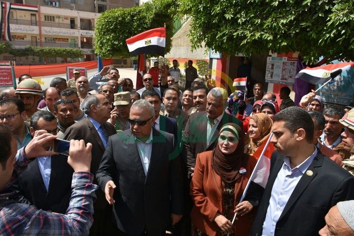 بالصور.. محافظ الشرقية يتفقد اللجان الإنتخابية ويؤكد المشاركة في الإنتخابات واجب على مواطن