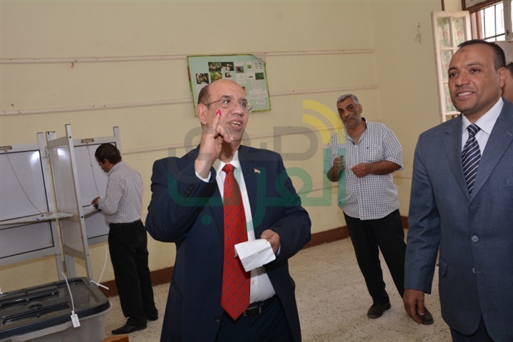 رئيس جامعة أسيوط بدلى بصوته فى الانتخابات الرئاسية