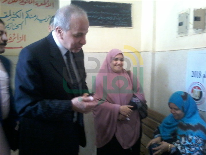 بالصور.. محافظ القليوبية ينظم طابور الناخبين ببنها