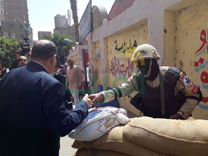 بالصور.. مدير أمن الجيزة يواصل جولاته على اللجان الانتخابية