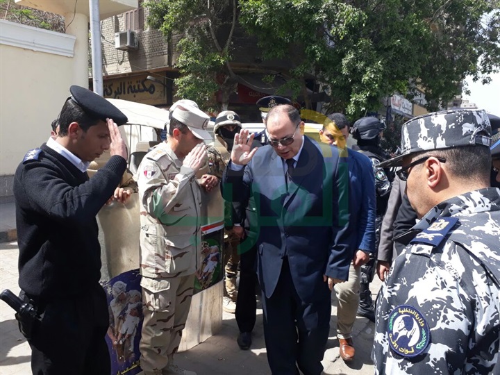 بالصور.. مدير أمن الجيزة يواصل جولاته على اللجان الانتخابية