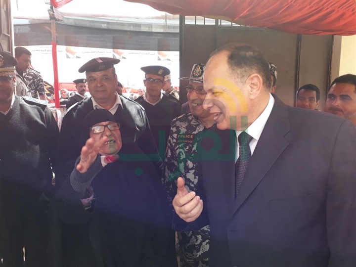 بالصور.. مدير أمن الجيزة يواصل جولاته على اللجان الانتخابية