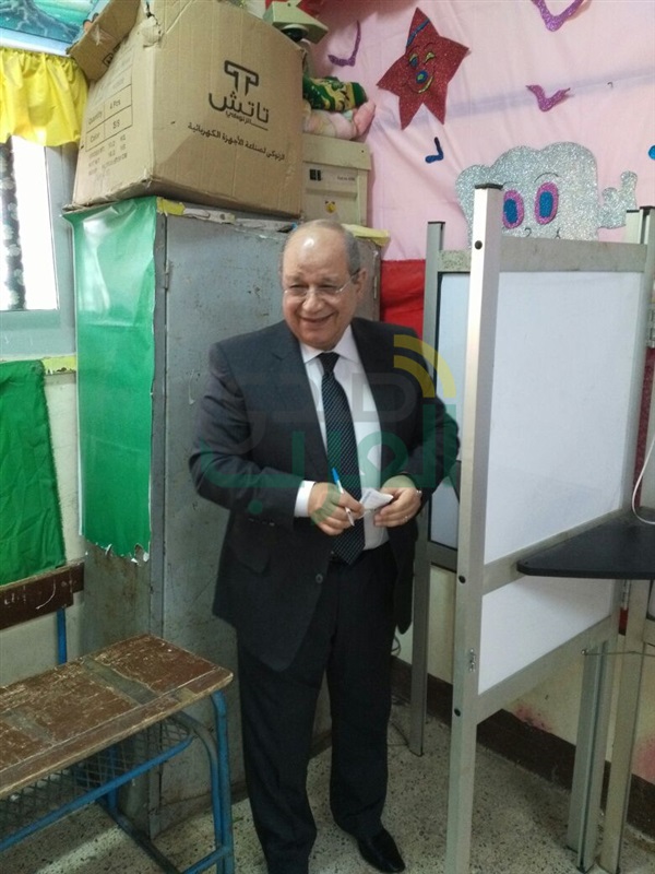 بالصور.. رئيس مجلس الدولة يدلى بصوته فى الانتخابات ببنها