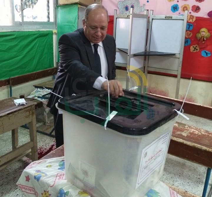 بالصور.. رئيس مجلس الدولة يدلى بصوته فى الانتخابات ببنها