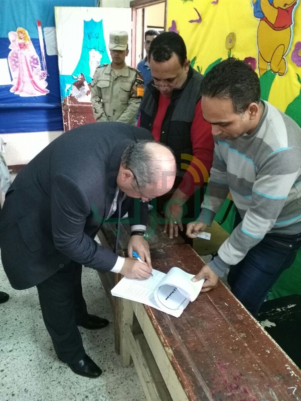 بالصور.. رئيس مجلس الدولة يدلى بصوته فى الانتخابات ببنها