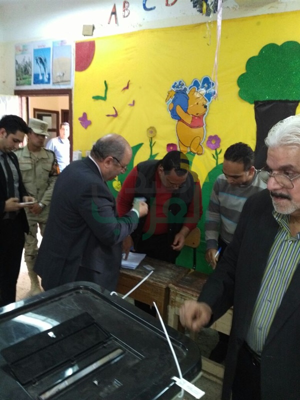 بالصور.. رئيس مجلس الدولة يدلى بصوته فى الانتخابات ببنها