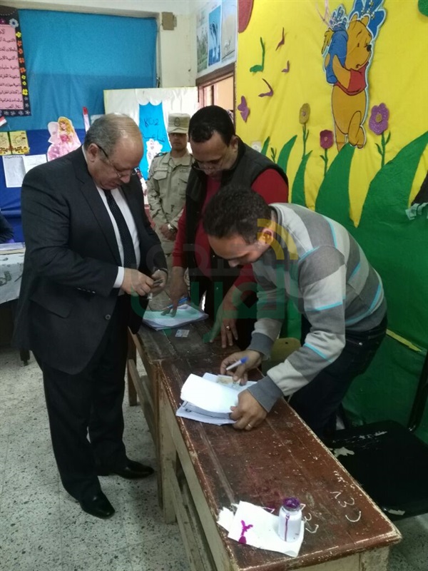 بالصور.. رئيس مجلس الدولة يدلى بصوته فى الانتخابات ببنها