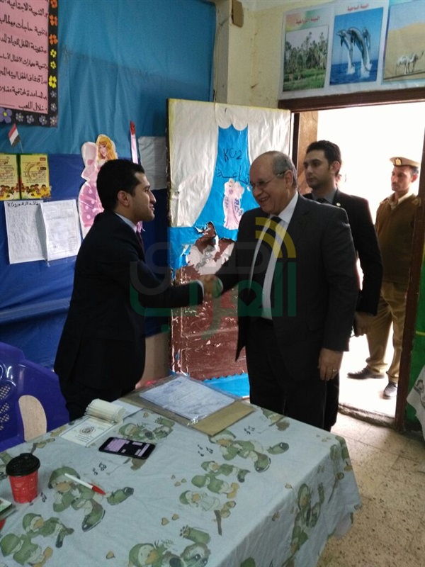 بالصور.. رئيس مجلس الدولة يدلى بصوته فى الانتخابات ببنها