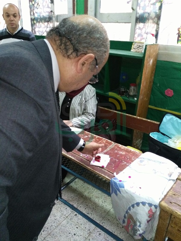 بالصور.. رئيس مجلس الدولة يدلى بصوته فى الانتخابات ببنها