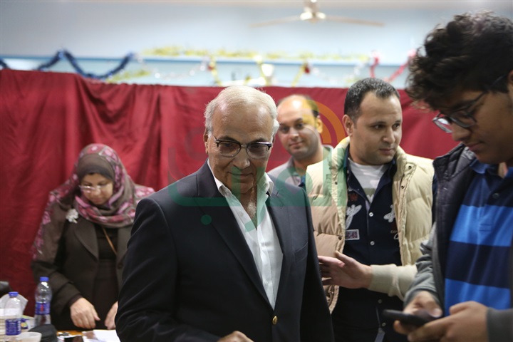 بالصور.. الفريق أحمد شفيق يدلى بصوته فى الانتخابات الرئاسية