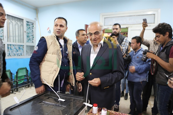 بالصور.. الفريق أحمد شفيق يدلى بصوته فى الانتخابات الرئاسية