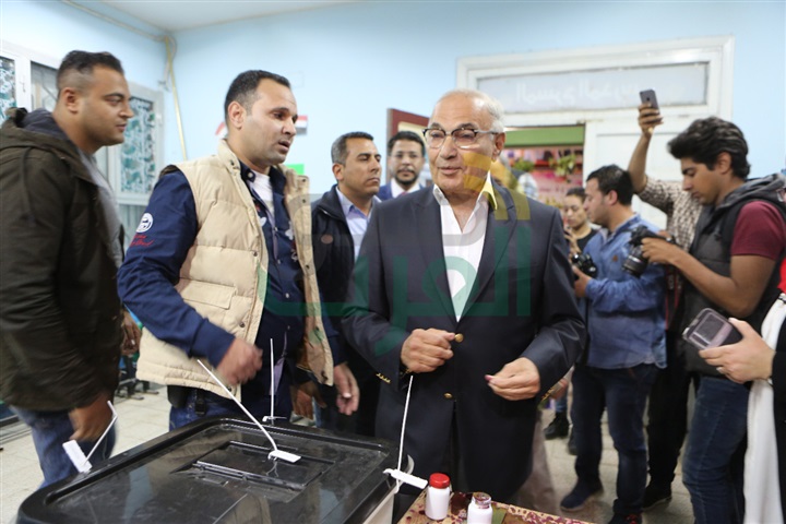 بالصور.. الفريق أحمد شفيق يدلى بصوته فى الانتخابات الرئاسية