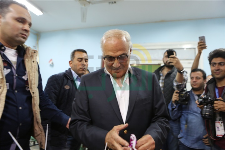 بالصور.. الفريق أحمد شفيق يدلى بصوته فى الانتخابات الرئاسية