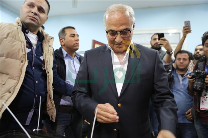 بالصور.. الفريق أحمد شفيق يدلى بصوته فى الانتخابات الرئاسية