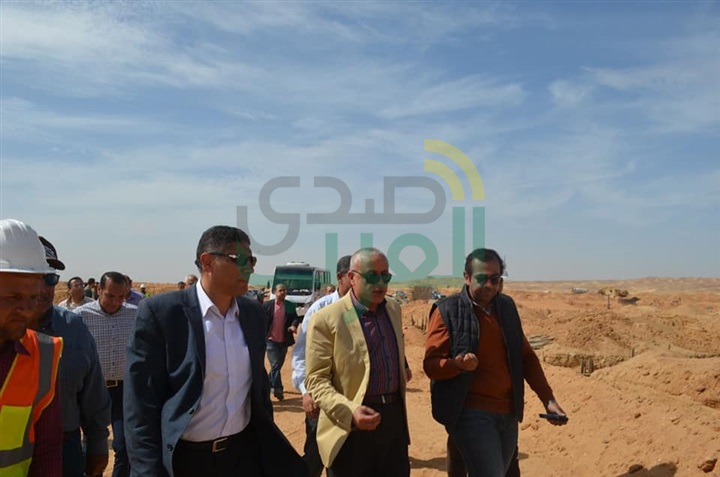 وفد من هيئة المجتمعات العمرانية يتفقد بعض المشروعات القومية الجارى تنفيذها بالعاشر من رمضان