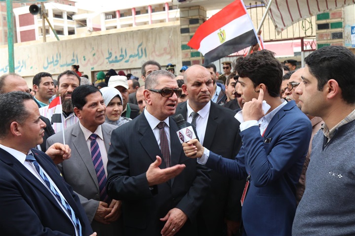 بالصور.. ناحبون يلتقطون "سيلفي" مع محافظ كفر الشيخ أثناء تفقده عددًا من اللجان الإنتخابية