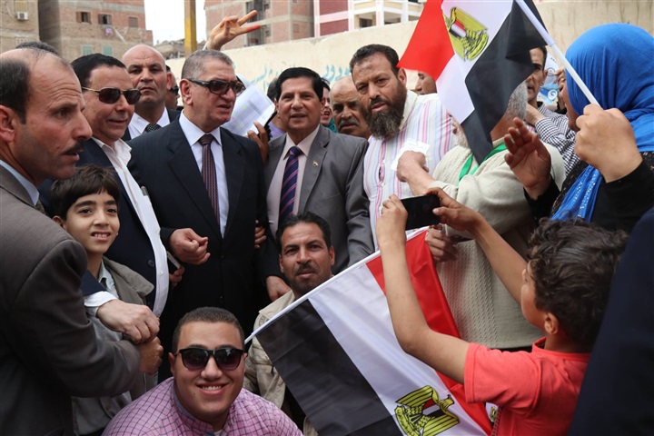 بالصور.. ناحبون يلتقطون "سيلفي" مع محافظ كفر الشيخ أثناء تفقده عددًا من اللجان الإنتخابية