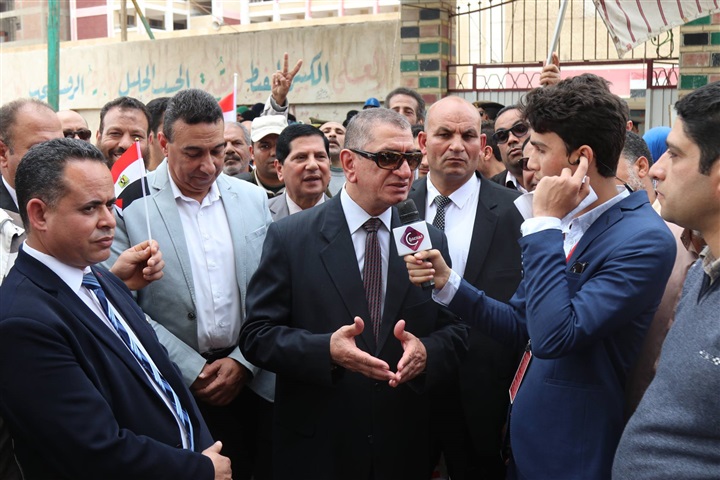 بالصور.. ناحبون يلتقطون "سيلفي" مع محافظ كفر الشيخ أثناء تفقده عددًا من اللجان الإنتخابية
