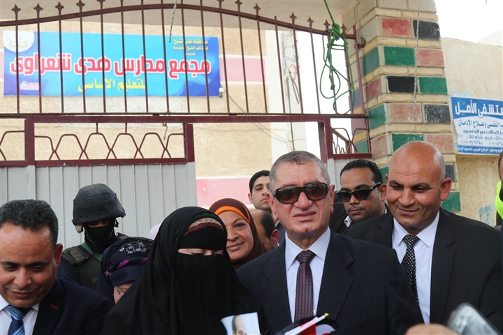 بالصور.. ناحبون يلتقطون "سيلفي" مع محافظ كفر الشيخ أثناء تفقده عددًا من اللجان الإنتخابية