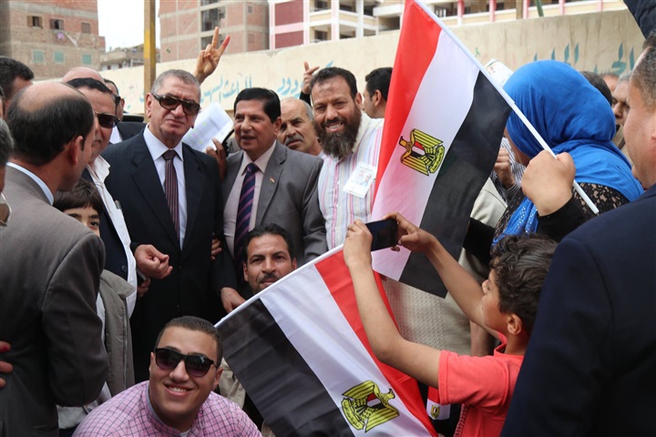 بالصور.. ناحبون يلتقطون "سيلفي" مع محافظ كفر الشيخ أثناء تفقده عددًا من اللجان الإنتخابية
