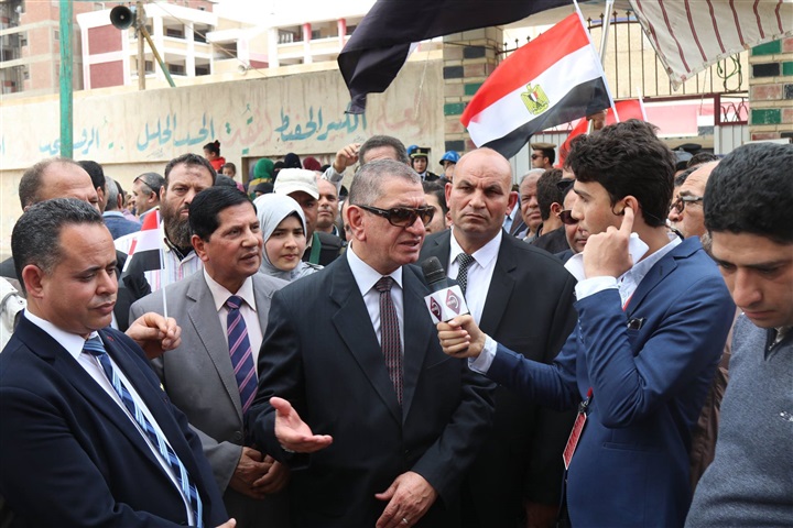 بالصور.. ناحبون يلتقطون "سيلفي" مع محافظ كفر الشيخ أثناء تفقده عددًا من اللجان الإنتخابية