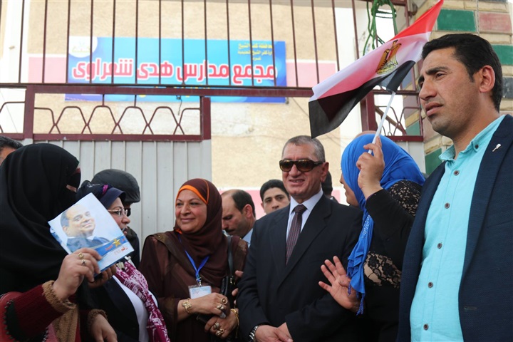 بالصور.. ناحبون يلتقطون "سيلفي" مع محافظ كفر الشيخ أثناء تفقده عددًا من اللجان الإنتخابية