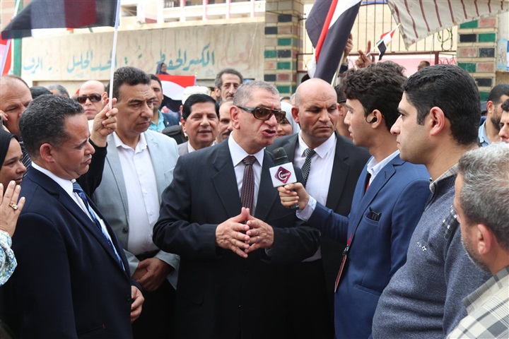 بالصور.. ناحبون يلتقطون "سيلفي" مع محافظ كفر الشيخ أثناء تفقده عددًا من اللجان الإنتخابية